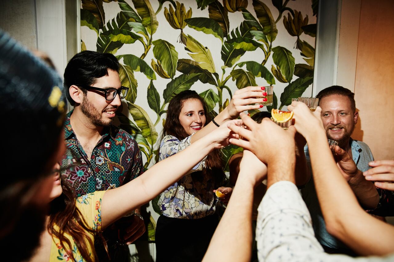 Grupo de amigos disfrutando de una celebración.