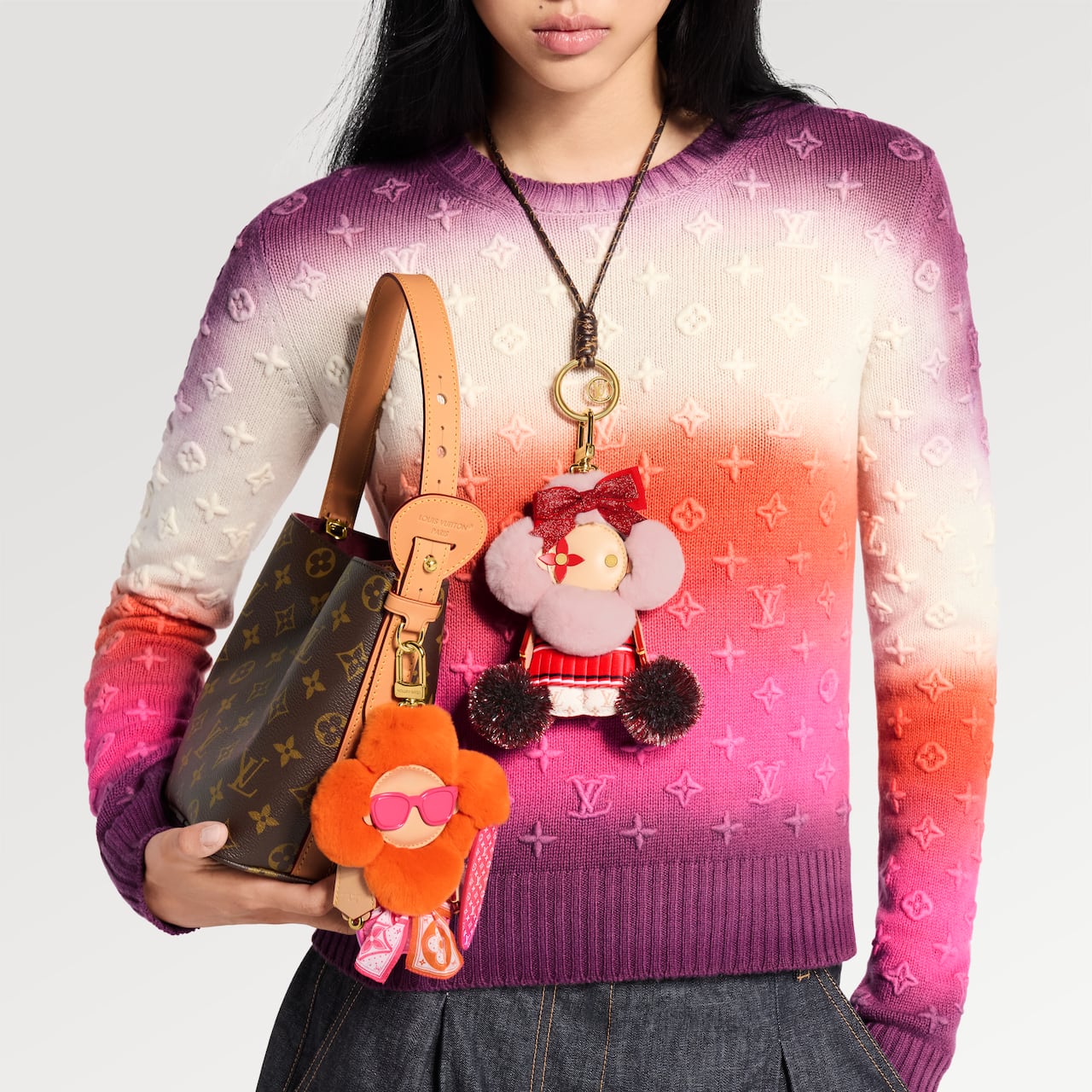 El personaje que nació inspirado en la flor del Monogram continúa encontrando nuevas formas de habitar el universo de Louis Vuitton.