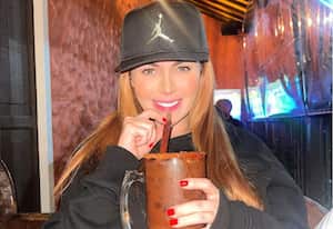 Sara Uribe fue sorprendida en una fiesta mientras besaba a un misterioso hombre.