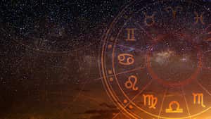 Signos zodiacales astrológicos dentro del círculo del horóscopo. Astrología, conocimiento de las estrellas en el cielo sobre la vía láctea y la luna. El poder del concepto del universo.