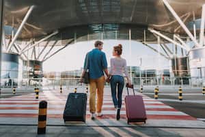 Parejas viajeras en aeropuerto.