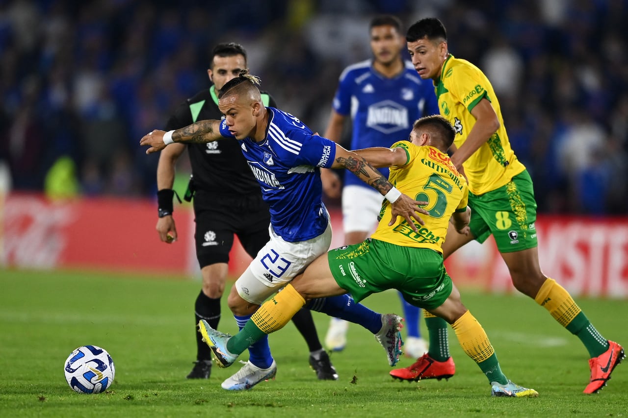 Leonardo Castro, figura del partido, luchando un esférico con Gutiérrez.