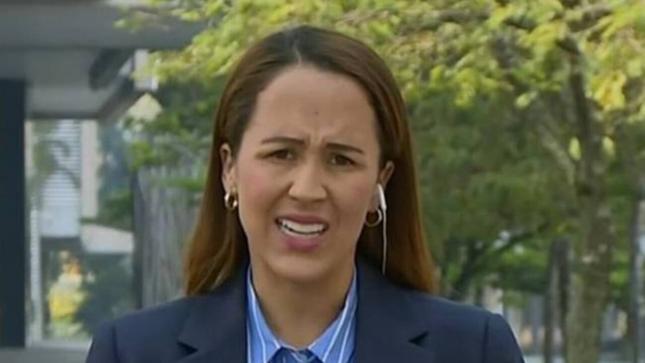 Érika Zapata presentando noticias en el noticiero de Caracol