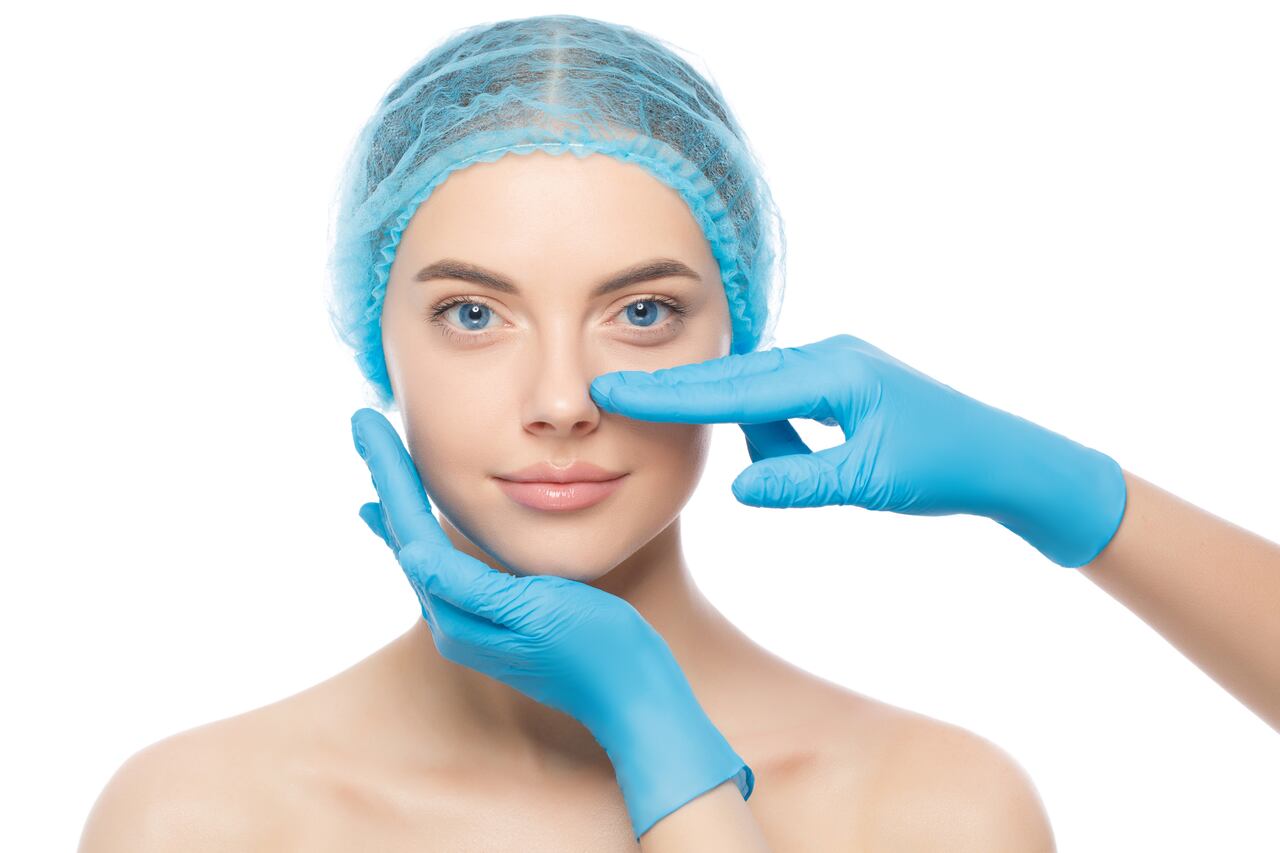 Joven mujer que será sometida a una rinoplastia.