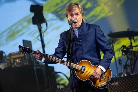 Paul McCartney y su inconfundible bajo.