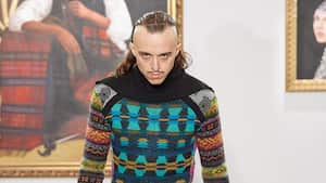 Tommy Cash sorprendió en la Semana de la Moda de París con un vestido de almohada.
