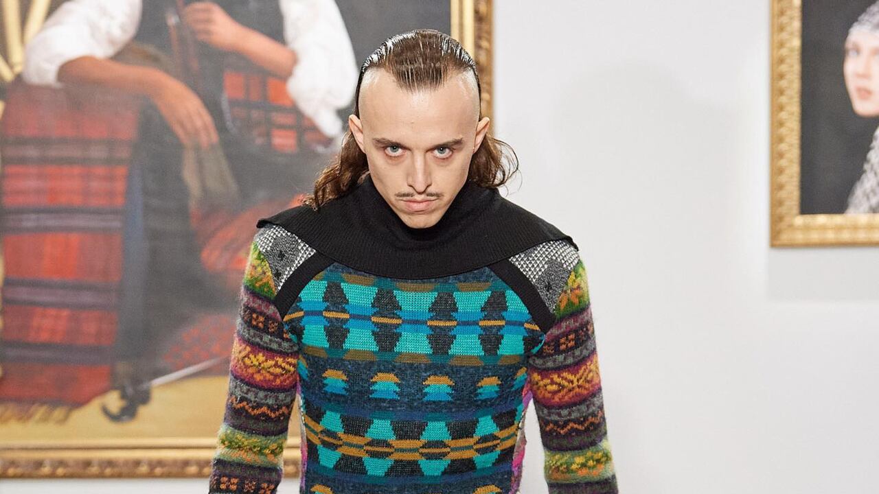 Tommy Cash sorprendió en la Semana de la Moda de París con un vestido de almohada.