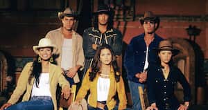 Pasión de gavilanes estrenó su primera temporada en 2003 y de inmediato se convirtió en un éxito en Colombia y Latinoamérica. La historia es un remake de Las aguas mansas, creada y escrita por Julio Jiménez.