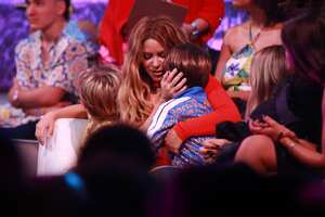 Shakira con sus dos hijos, Sasha y Milan, en los Premios Juventud 2023.