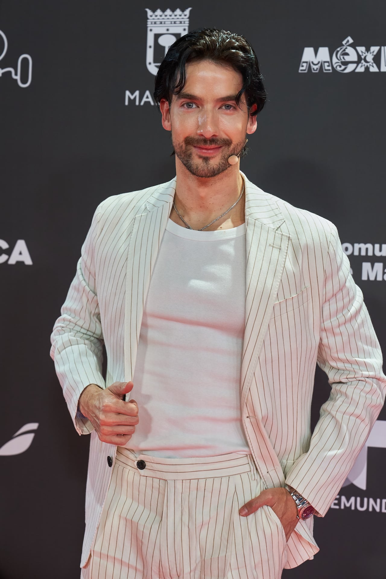 Carlos Torres deslumbra en Madrid con un look de Tommy Hilfiger en los Premios Platino.