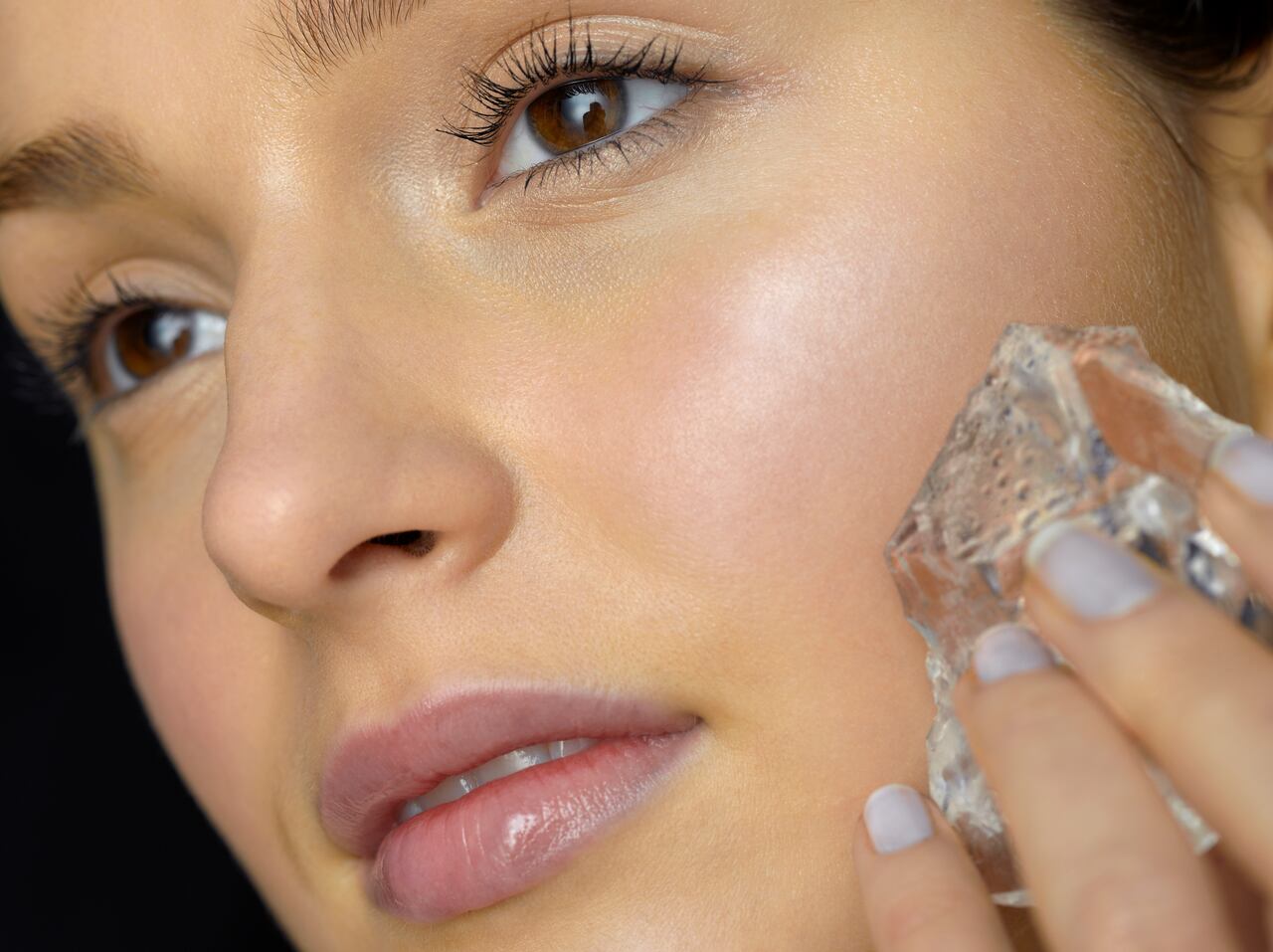 Tratamiento facial con hielo para mantener una imagen joven