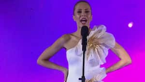 Alejandra Azcárate presentando en los premios India Catalina. Vivió un momento bastante incómodo. Pantallazo.