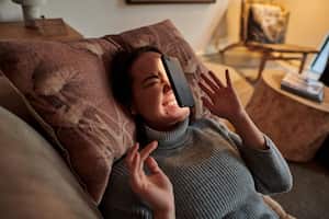 Mujer que se queda pegada a su celular y este le cae en la cara.