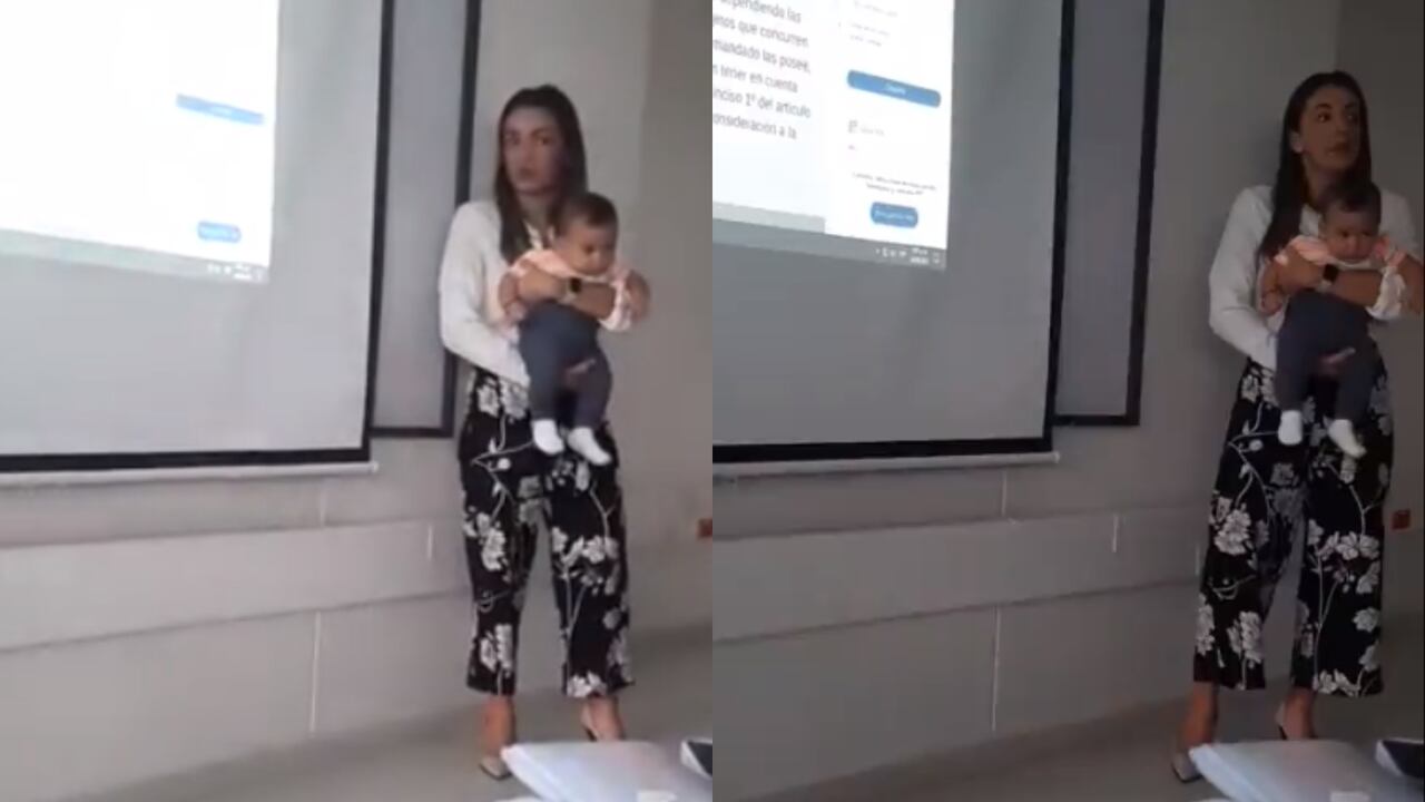 La docente Karol Viviana Vega sosteniendo al bebé de su alumna.