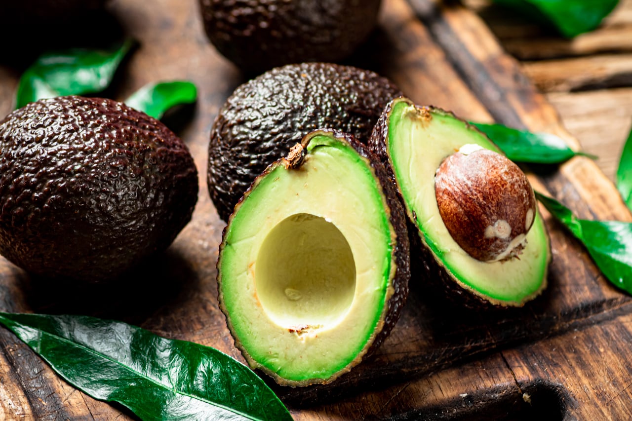 El aguacate tiene propiedades nutricionales para el cuerpo que lo describen como un alimento ideal y muy completo.