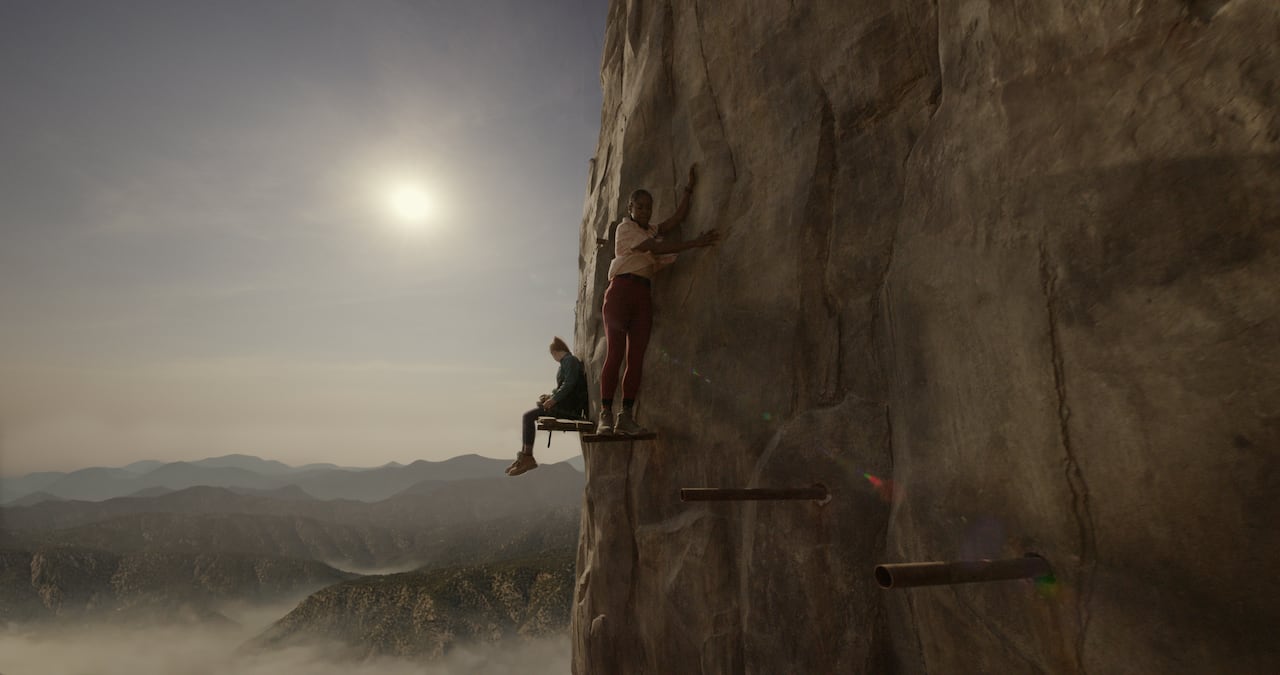 Vértigo 2: Punto Muerto, una nueva historia de supervivencia que sigue a Jax y Luce, dos amigas que emprenden una peligrosa escalada en una montaña de Tailandia a 1.500 metros de altura