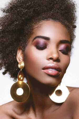 Vinotinto Se utilizan varios tonos de la misma gama con efecto degradado desde la base del párpado superior hasta el hueso de la ceja / Fotos: Luis Egurrola