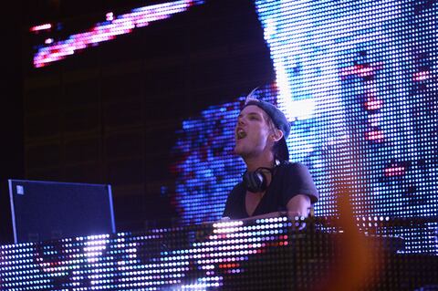 Avicii en su presentación en el  mPowering Action.