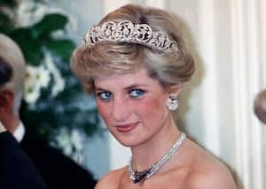 Este jueves se llevó a cabo el homenaje del natalicio de la princesa Diana de Gales, con una estatua que estuvo lista desde 2018, pero sucesos como la boda de Harry con Meghan Markle y el retiro de ellos como miembros activos de la familia real, retrasaron su descubrimiento.