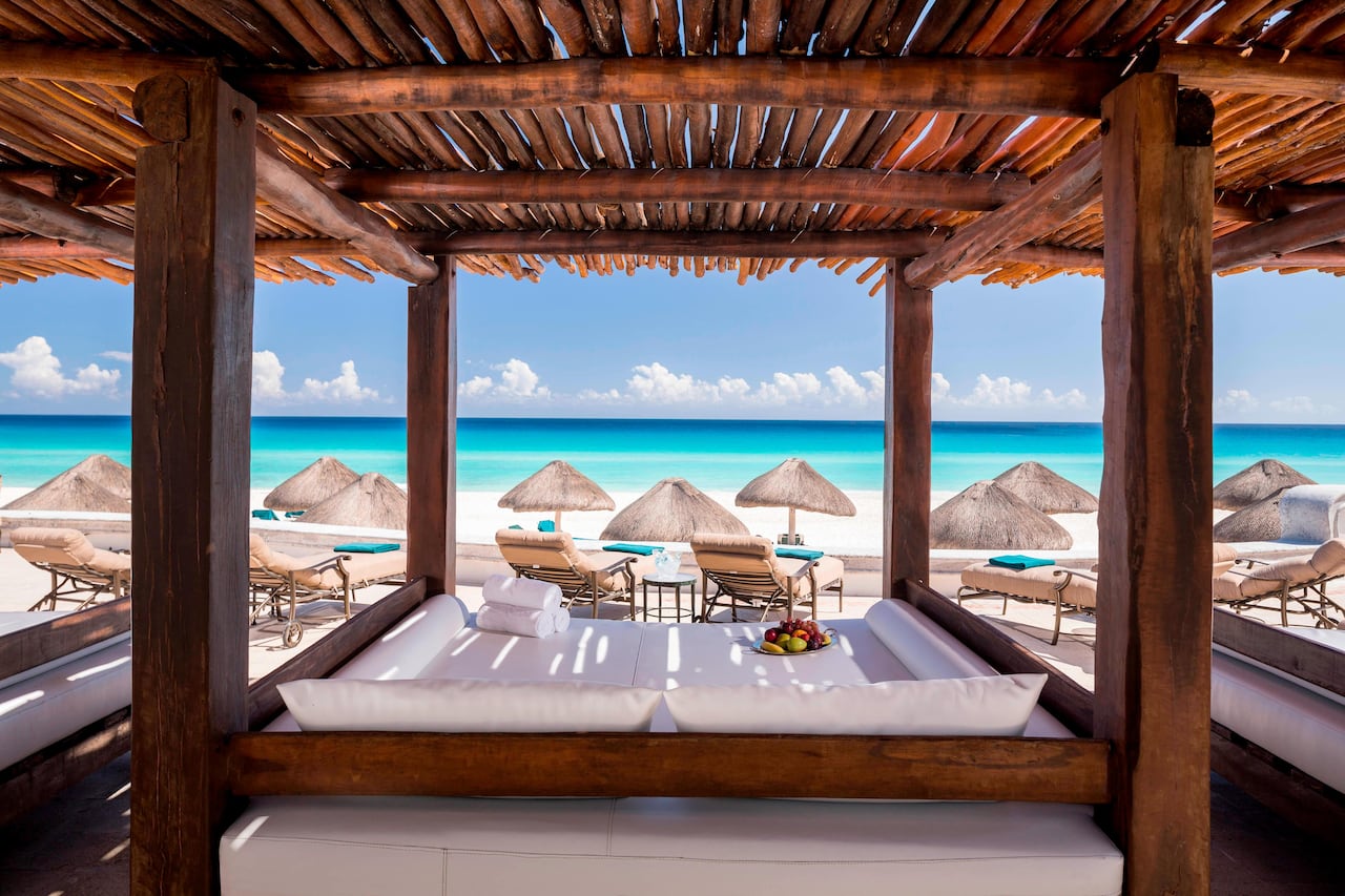 En el JW Marriott Cancún es posible contemplar el amanecer sobre las aguas cristalinas del Caribe en una cama Bali frente al mar
