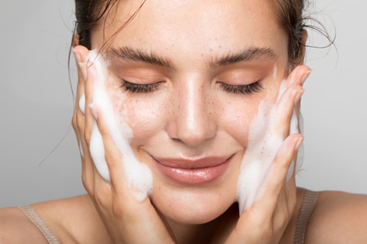 Se recomienda tratar la piel con suavidad y para ello se deben tener en cuenta: limitar la duración del baño, ya que el agua caliente y las duchas o baños prolongados eliminan los aceites naturales de la piel. Se debe evitar los jabones fuertes, debido a que pueden eliminar los aceites naturales de la piel.