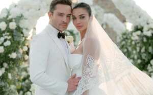 Ed Westwick y Amy Jackson durante su boda.