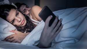 un hombre y una mujer están discutiendo