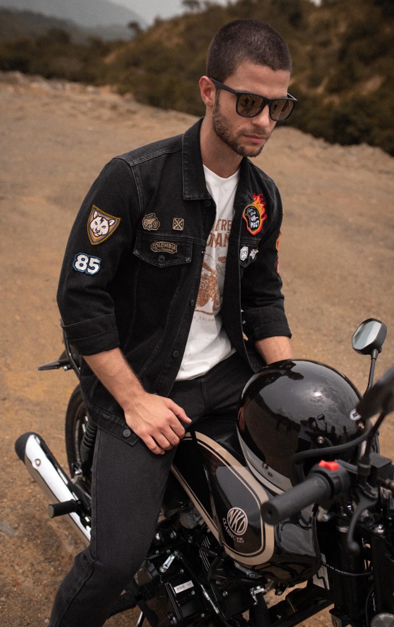 Esta colección incluye una chaqueta de denim negro, pines y parches para personalizarla, y varias camisetas estampadas.