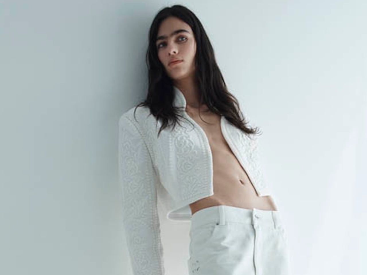 Primavera híbrida: H&M reinventa el guardarropa con nostalgia y audacia