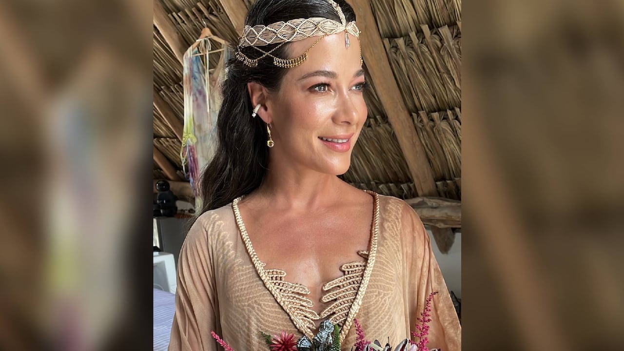 Estefanía Borge lució un vestido de novia que se salió por completo de lo tradicional.