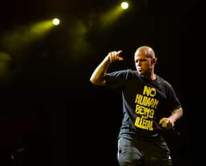 El cantante tuvo que salir corriendo del aeropuerto de México, luego de ser asediado por un grupo de periodistas. (Photo by Jason Kempin/Getty Images)