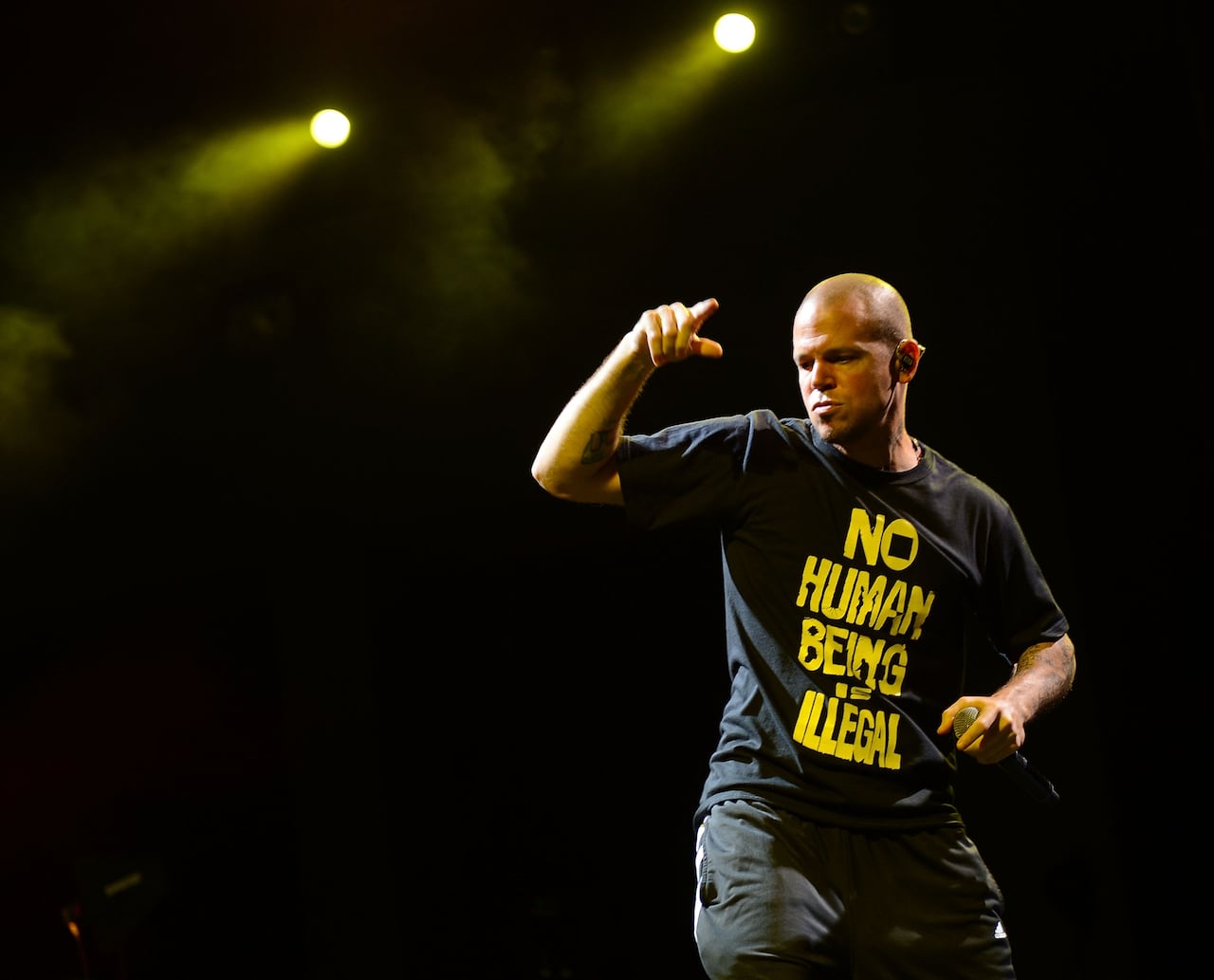 El cantante tuvo que salir corriendo del aeropuerto de México, luego de ser asediado por un grupo de periodistas. (Photo by Jason Kempin/Getty Images)