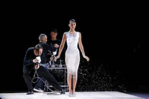 La modelo Bella Hadid siendo pintada con aerosol.