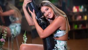 Daniela Álvarez muestra que uno de sus pies quedó al revés