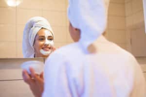 Las mascarillas faciales suelen estar compuestas de diferentes ingredientes y uno de ellos es el bicarbonato de sodio. Foto: Getty Images.