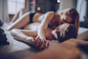 pareja en el dormitorio sexo