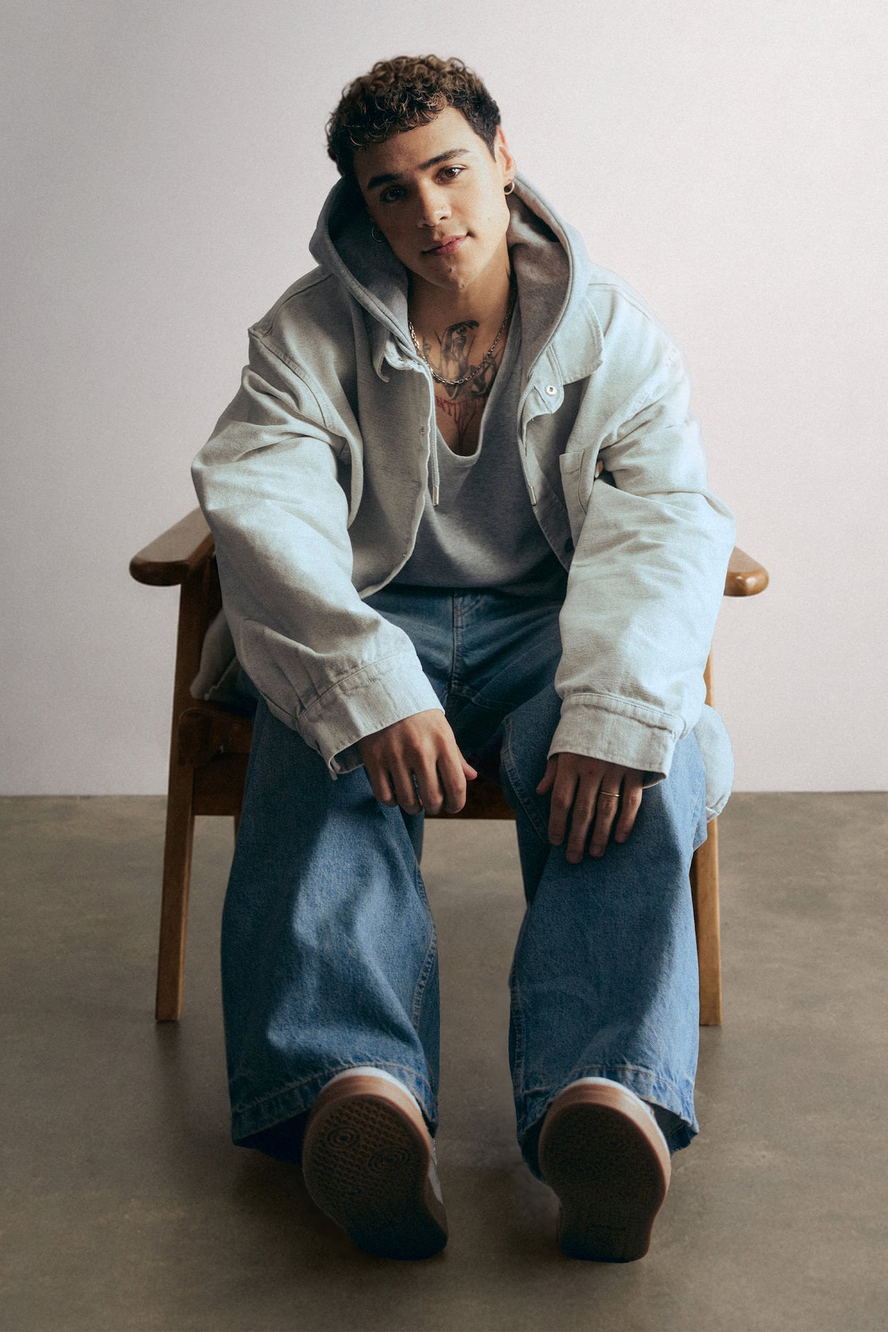 En un momento en el que los artistas jóvenes construyen su identidad también a través de la ropa, las colaboraciones como esta muestran hasta qué punto música y moda comparten hoy un mismo lenguaje