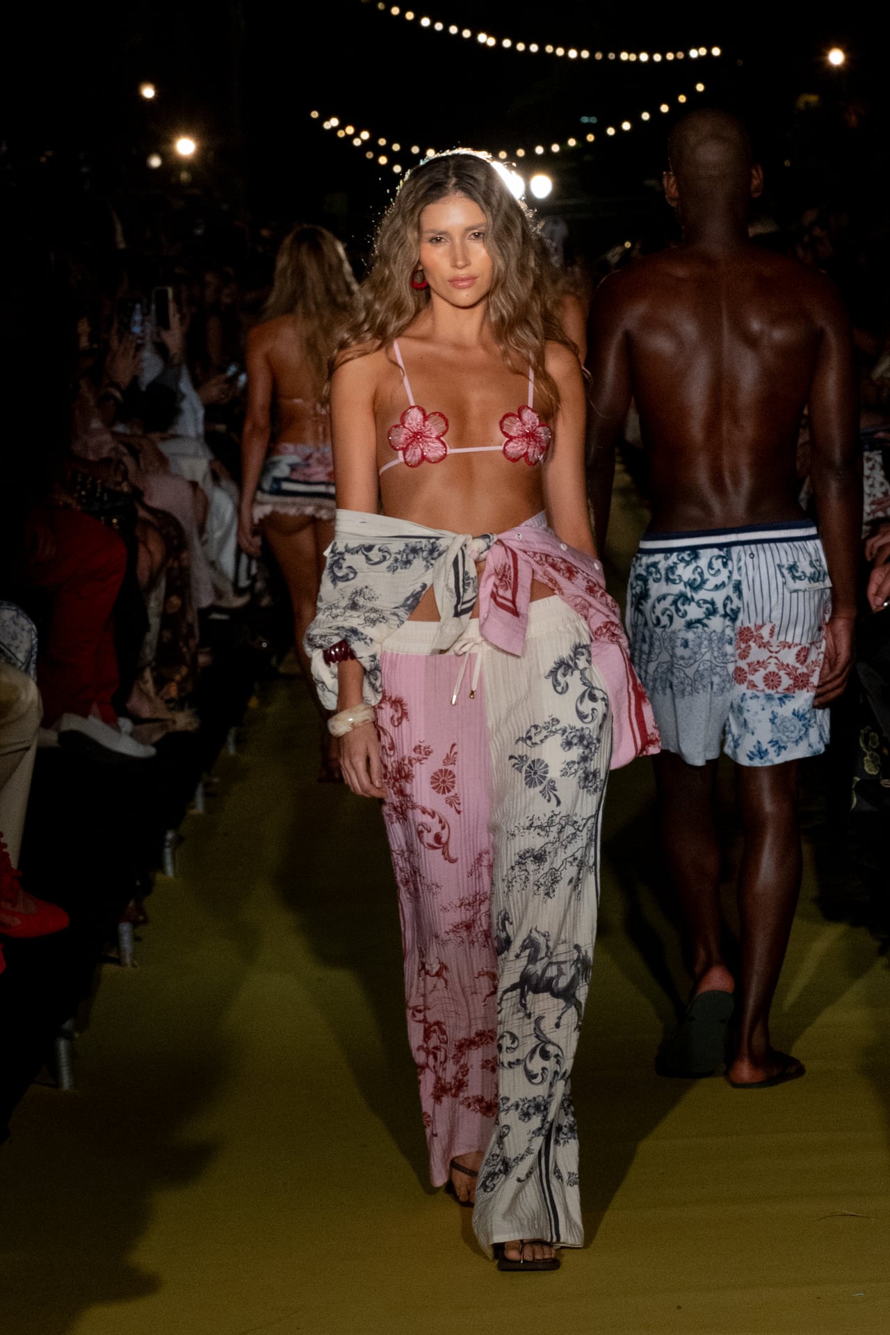 Ryan Castro asumió el rol de director creativo invitado de Agua Bendita para presentar ‘Felina’, un drop especial de la colección Resort 2027 presentada en pasarela en Colombiamoda 2026.