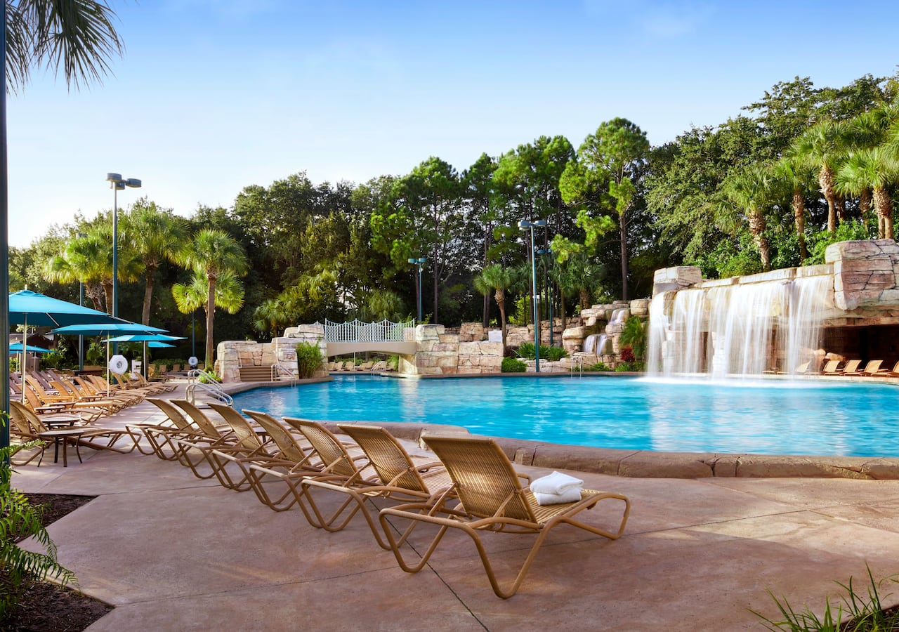Los huéspedes del Walt Disney World Swan Hotel pueden disfrutar de varias opciones de restaurantes y bares, una piscina grande, spa, gimnasio y canchas de tenis.