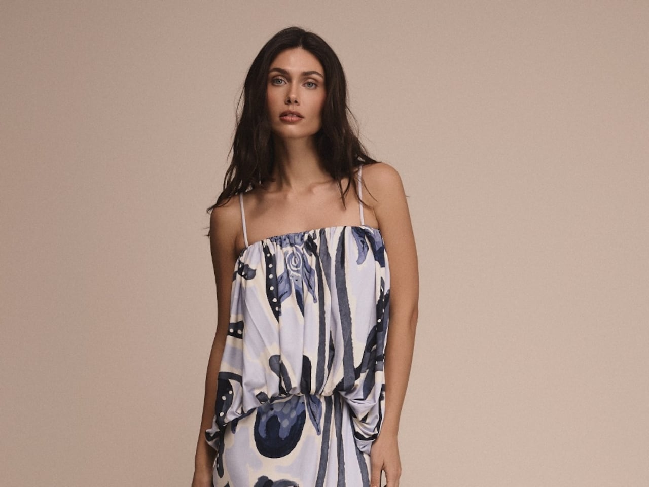 Vestir el final del año: la feminidad luminosa de CAMBRIA