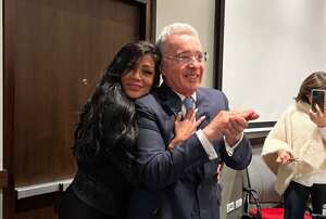 Durante la reunión de bancada del Centro Democrático, le celebraron el cumpleaños al ex presidente de la República.