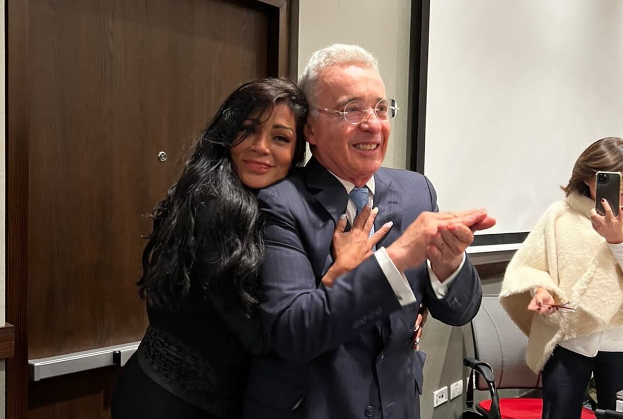 Durante la reunión de bancada del Centro Democrático, le celebraron el cumpleaños al ex presidente de la República.