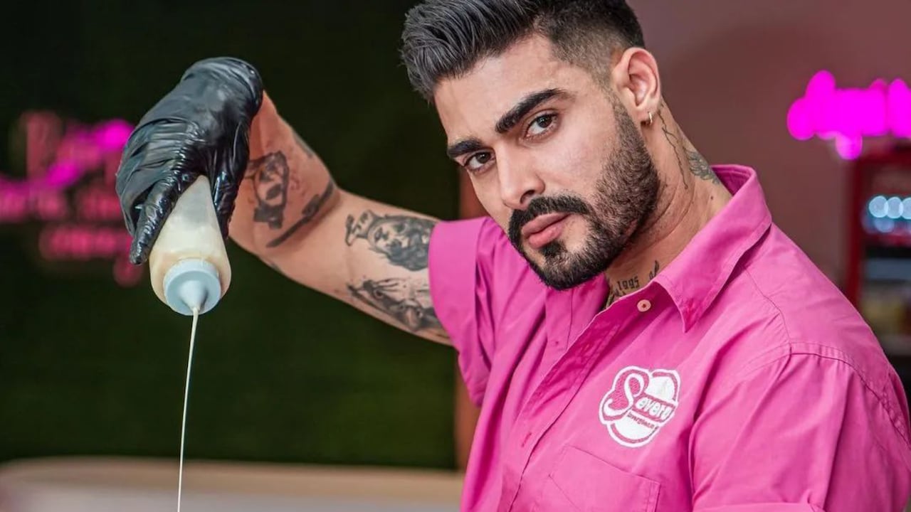 Ray cabrera es el mesero de Severo Sinvegüenza que se ha hecho viral en las redes sociales.