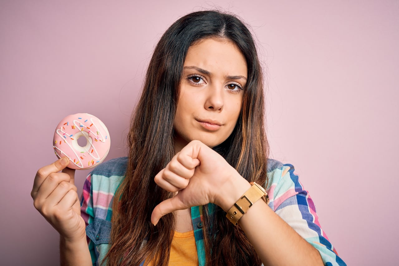 Los expertos en nutrición recomiendan la inclusión de granos integrales como la avena, la quinua y la cebada, debido a sus propiedades que favorecen un control más estable de la glucosa en el organismo.