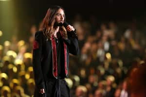 Otro de nuestros favoritos: el actor y cantante Jared Leto, con su traje negro de formas asimétricas y los apliques rojos lo hacen ver rebelde y sexy/AP