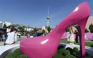 Un zapato gigante de color rosa adorna el acceso a la recién inaugurada "Barbie Dreamhouse Experience". Foto: EFE
