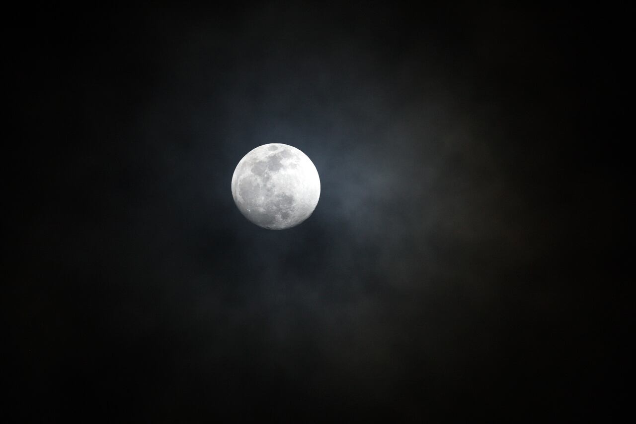 La luna y la tierra se han acompañado desde hace miles de millones de años.