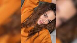 Lina Tejeiro con un saco naranja