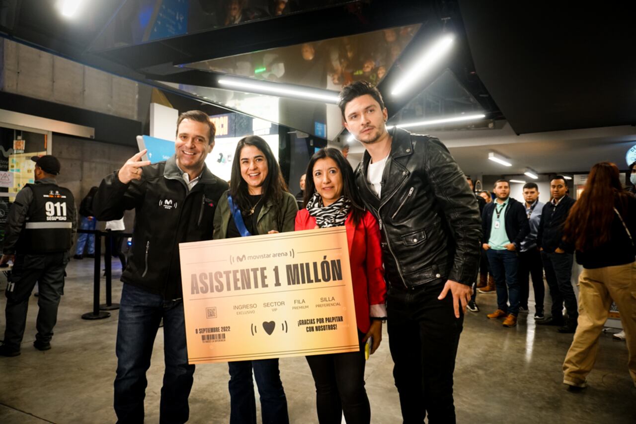 Luis Guillermo Quintero, gerente del Movistar Arena, Mariana Dueñas (asistente 1 millón), María Paula Izquierdo (acompañante) y Diego Sáenz.