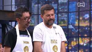 Actores izqu Jairo Ordóñez y Julio César Herrera en MasterChef 2023